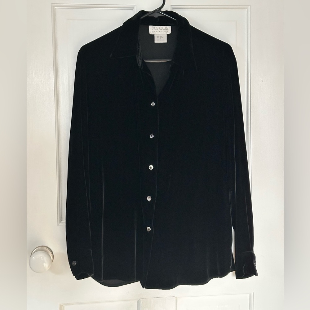 EUC Gorgeous black silk blend velvet button-front shirt - size M